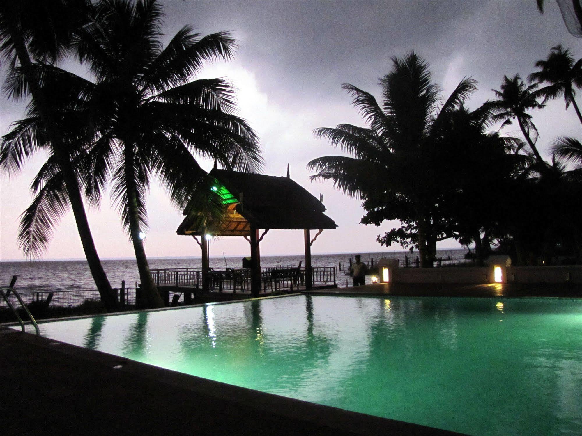 Abad Whispering Palms Hotel Kumarakom Eksteriør billede